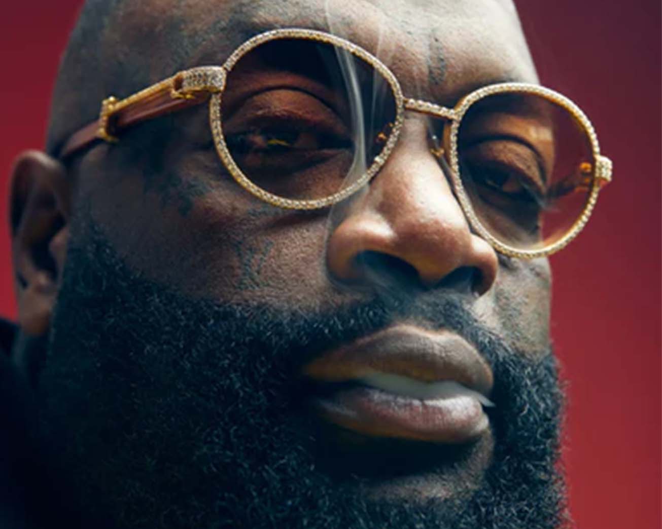 L’histoire derrière les lunettes iconiques de Rick Ross : un symbole de style et de pouvoir