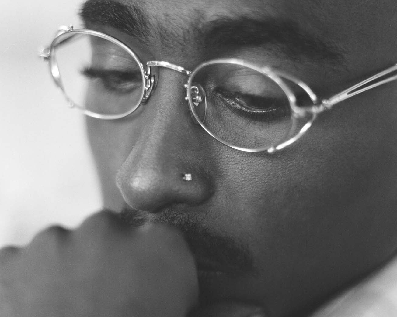 Tupac Shakur et les Lunettes de Jean Paul Gaultier : Un Style Iconique qui Défie le temps